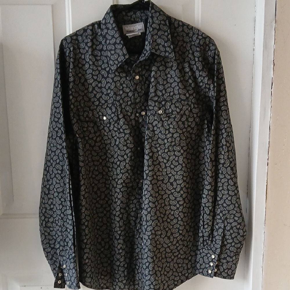 Wrangler Men's Black and Gray Paisley Button Down Shirt